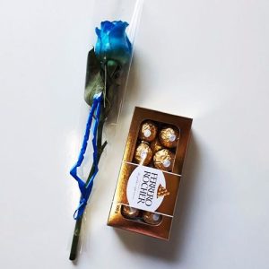 Rosa Solitária Azul e Ferrero Rocher ou Chocolate importado