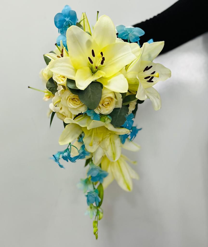 Buquê de Noiva Cascata com Lírios e Orquídea