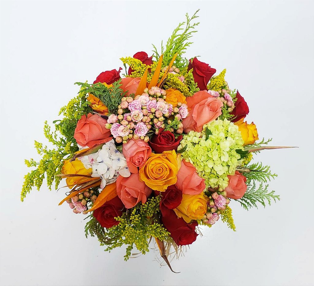 Buquê de Noiva Com Rosas Kalandiva e Hortênsias
