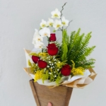 Arranjo de Orquídea com Rosas e Folhagens