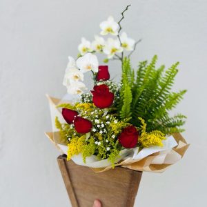Arranjo de Orquídea com Rosas e Folhagens