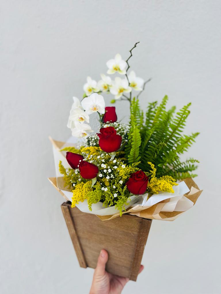 Arranjo de Orquídea com Rosas e Folhagens