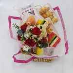 Cesta de Frutas e Pães com Arranjo de Rosas