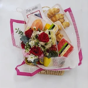 Cesta de Frutas e Pães com Arranjo de Rosas