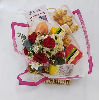 Cesta de Frutas e Pães com Arranjo de Rosas