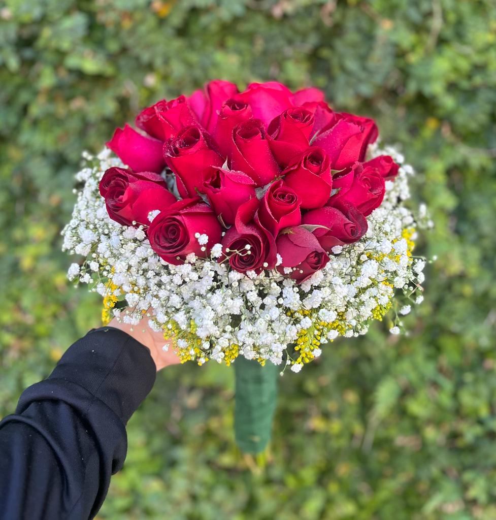 Buquê de Noiva Tradicional Rosas e Gypso