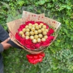 Buquê de Ferrero e Rosas Vermelhas