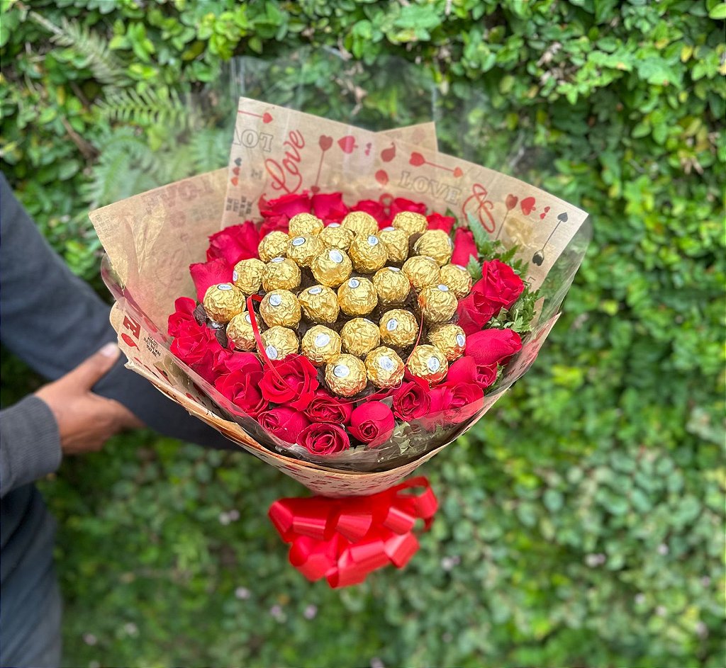 Buquê de Ferrero e Rosas Vermelhas