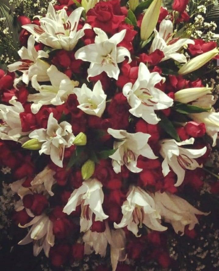 Coroa De Flores Rosas e Lírios Luxo
