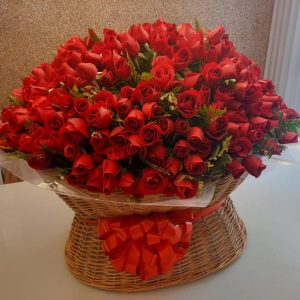 Buquê Gigante de Rosas Vermelhas no Cesto