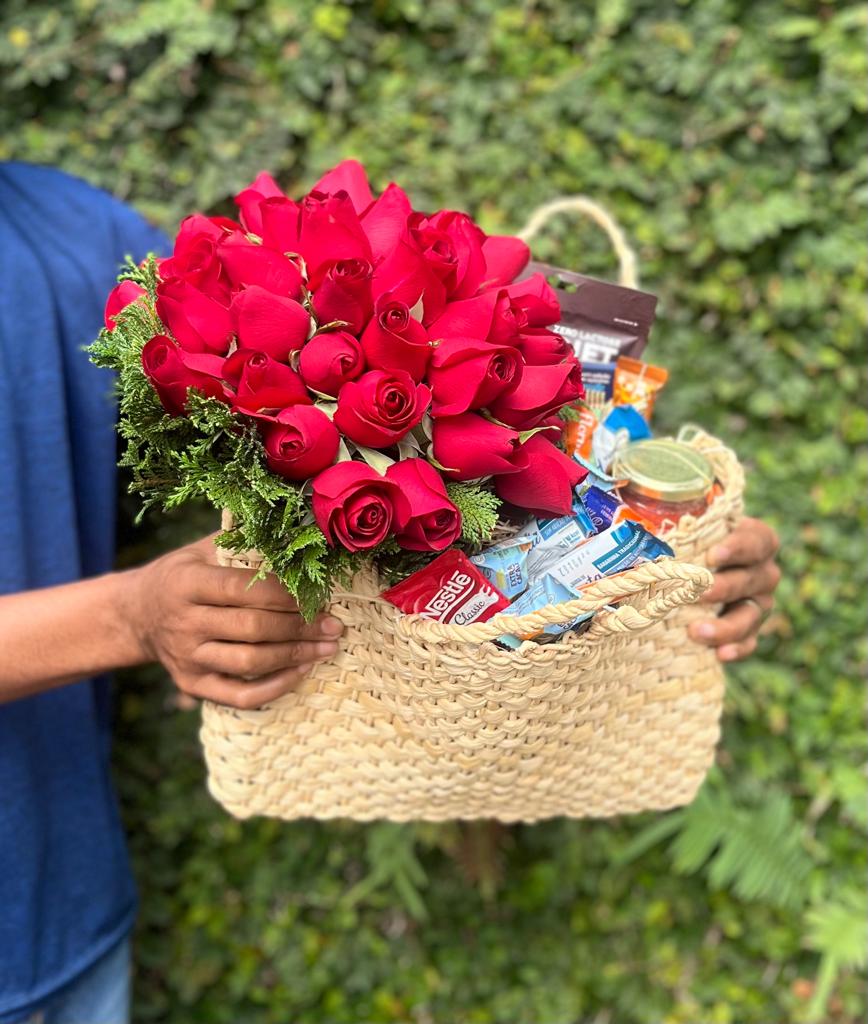 Combo Cesta e Buquê de Rosas