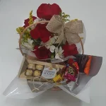 Cesta de Chocolate com Rosas e Ferrero