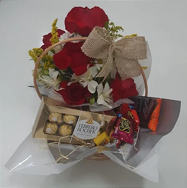 Cesta de Chocolate com Rosas e Ferrero