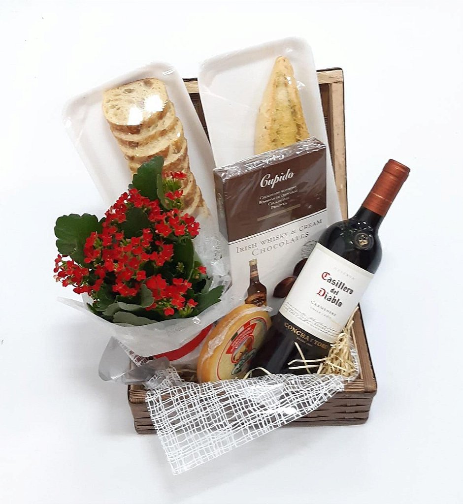 Cesta de Vinho e Pães