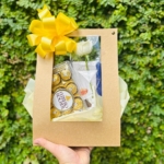 Caixa de Ferrero Rocher e Rosa na Bag