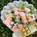 Buquê de Rosas Vermelhas  ou Coloridas com 18 unds.  + Ferrero Rocher  ( 8 und ) ou Chocolate Importado