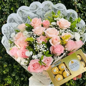 Buquê de Rosas Vermelhas  ou Coloridas com 18 unds.  + Ferrero Rocher  ( 8 und ) ou Chocolate Importado