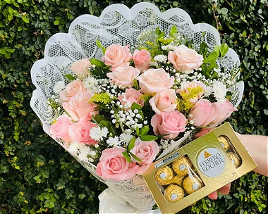 Buquê de Rosas Vermelhas  ou Coloridas com 18 unds.  + Ferrero Rocher  ( 8 und ) ou Chocolate Importado