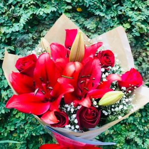 Lírio Vermelho e Rosas Vermelhas