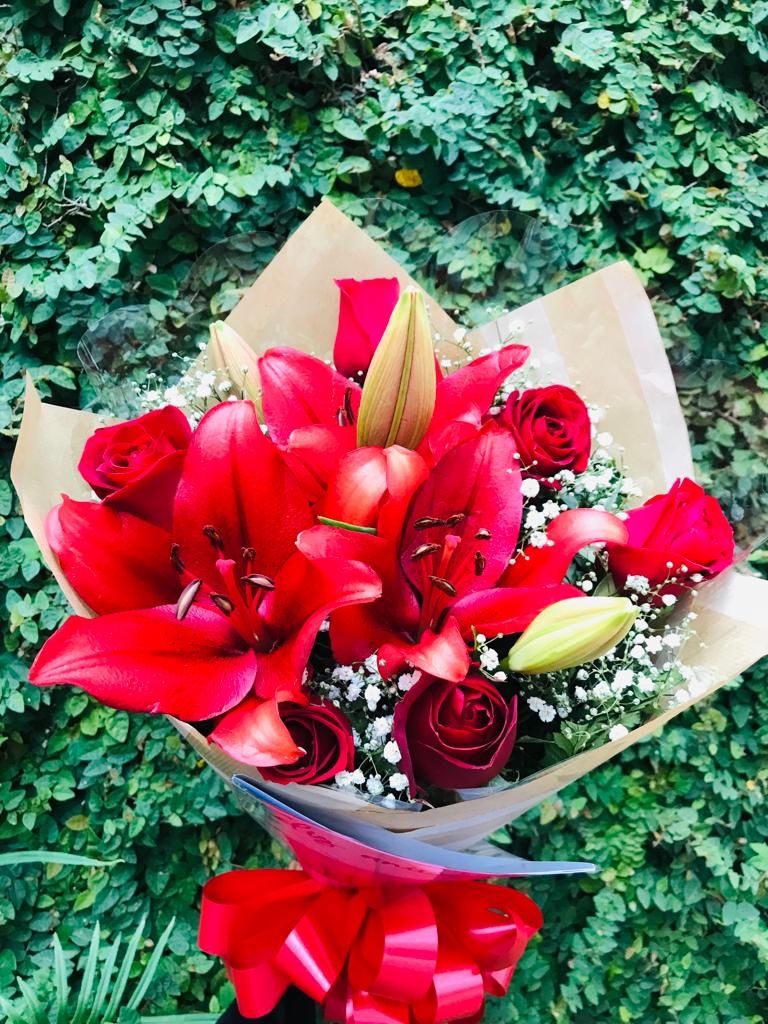 Lírio Vermelho e Rosas Vermelhas