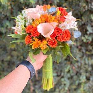 Buquê de casamento com rosas corais, copos-de-leite rosados e astromélias